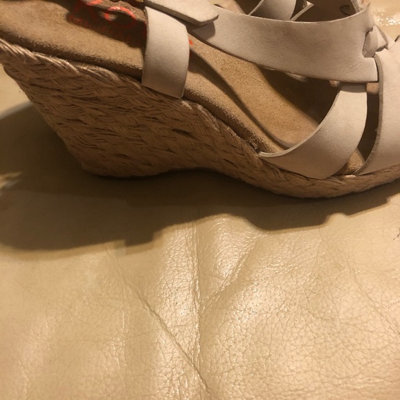 Micheal Kors cream color leather wedge sandals - Picture 6 of 8